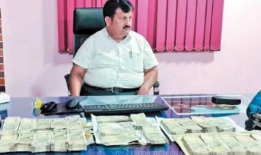 கணக்கில் வராத பணம் ரூ 11.70 லட்சம் பணத்துடன் காரில் சென்ற மாநகராட்சி ஆணையாளரை கையும் களவுமாக பிடித்த லஞ்ச ஒழிப்புத்துறை        