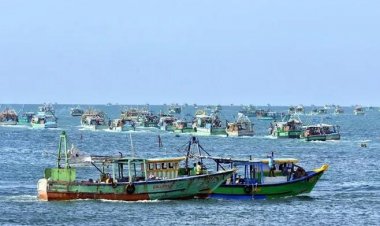 சூறாவளி காற்று காரணமாக மீனவர்கள் கடலுக்கு  செல்ல தடை
