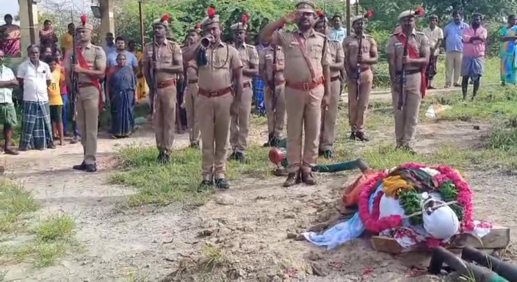 மேல்மருவத்தூர் அருகே விபத்தில் உயிரிழந்த பெண் காவலர் நித்தியாவின் உடல் 24 துப்பாக்கி குண்டுகள் முழங்க போலீஸ் மரியாதையுடன் வேடசந்தூரில் எரியூட்டப்பட்டது