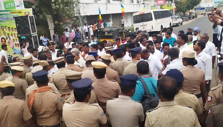 பாட்டாளி மக்கள் கட்சியினர் 500 - ற்கும் மேற்பட்டோர் முதலமைச்சர் மு க ஸ்டாலின் மருத்துவர் ராமதாஸை இழிவாக பேசியதை கண்டித்து சாலையில் அமர்ந்து போராட்டத்தில் ஈடுபட்டனர்