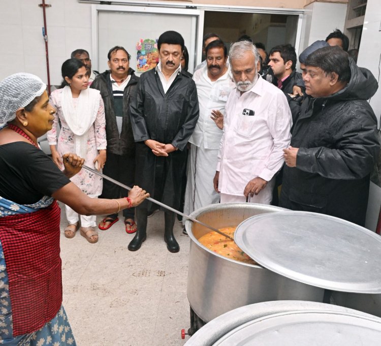 பெஞ்சால் புயலால் பாதிக்கப்பட்ட மக்களுக்கு உணவு தயாரிக்கும் மையங்களுக்கு முதலமைச்சர் மு.க.ஸ்டாலின் நேரடியாக ஆய்வு