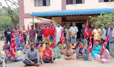 மேட்டுப்பாளையம் தாலுக்கா சி ஐ டி யூ பொதுத் தொழிலாளர் சங்கம் சார்பில் தரையில் அமர்ந்து ஆர்ப்பாட்டம்