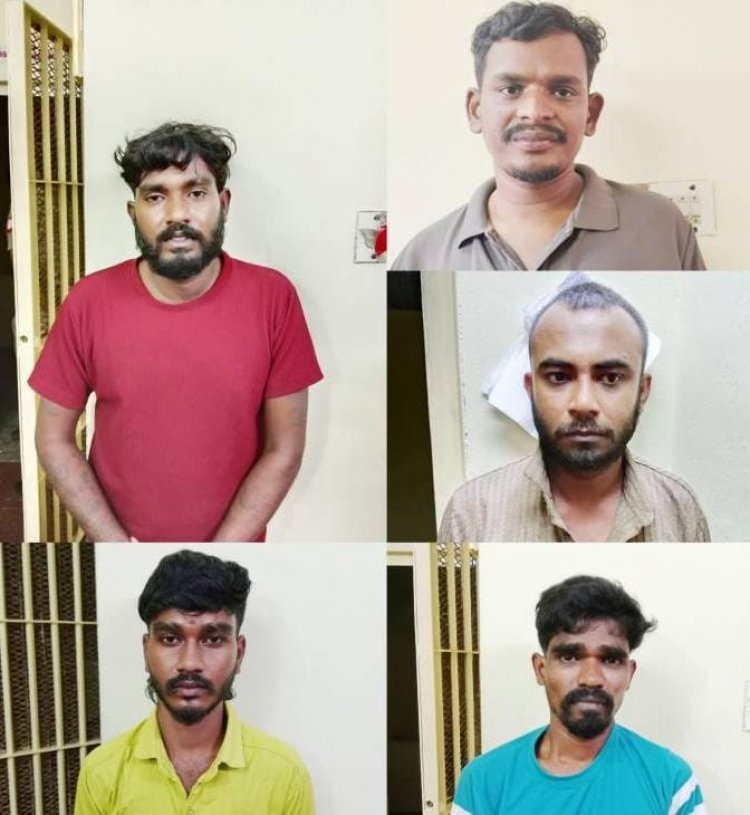 காரை சுற்றி வளைத்த திருச்செந்தூர் போலீஸ்