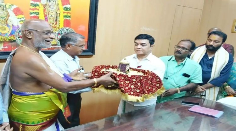 ஸ்ரீரங்கம் ரங்கநாதருக்கு பல கோடி மதிப்புள்ள வைர கிரீடம் அர்ப்பணித்த இஸ்லாமிய பக்தர்.!