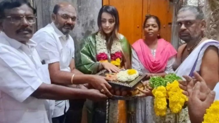 கோவை மருதமலையில் சுவாமி தரிசனம் செய்த திரிஷா