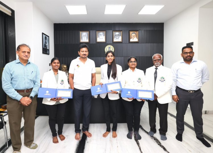 கேரம் விளையாட்டு போட்டிகளில் வெற்றி பெற்ற வீராங்கனைகளுக்கு தமிழ்நாடு அரசு பரிசு தொகை