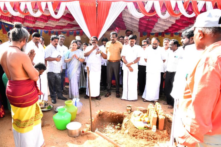 புதிய மைய நூலக கட்டடம் மற்றும் அலுவலகம் கட்டுவதற்கான கட்டுமான பணிகளை தொடங்கிய மாவட்ட ஆட்சியர்