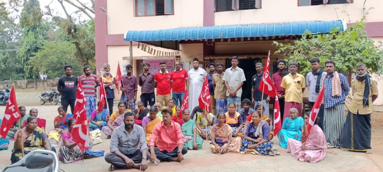மேட்டுப்பாளையம் தாலுக்கா சி ஐ டி யூ பொதுத் தொழிலாளர் சங்கம் சார்பில் தரையில் அமர்ந்து ஆர்ப்பாட்டம்