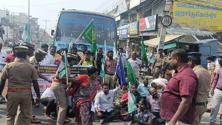 வட்டாட்சியர் அலுவலகம் முன்பு தமிழ்நாடு ஊரக வளர்ச்சித்துறை அலுவலர்கள் சங்கத்தினர் சாலை மறியல் போராட்டம்