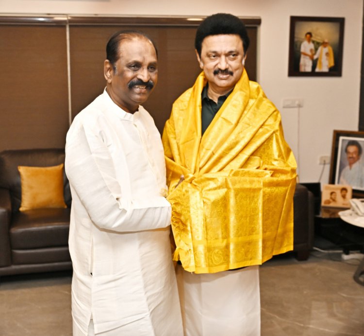 முதலமைச்சர் மு.க.ஸ்டாலினை சந்தித்து பொங்கல் வாழ்த்து தெரிவித்த கவிஞர் வைரமுத்து.!