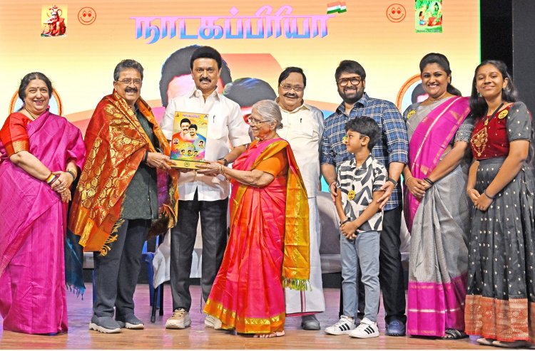 நாடகப்பிரியா நாடகக் குழுவின் தலைவர் எஸ்.வி.சேகருக்கு பொன்னாடை அணிவித்து நினைவுப் பரிசு வழங்கி கௌரவித்த முதலமைச்சர். !