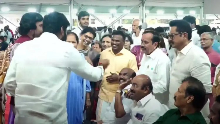 ஆளுநர் தேனீர் விருந்தில் கலந்து கொண்ட அதிமுக முன்னால் அமைச்சரை கண்டவுடன் ஓடி வந்து கை கொடுத்த அண்ணாமலை.!