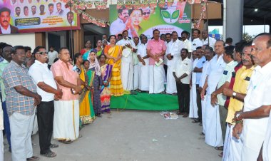 ஜெயலலிதா ஆட்சியில் திட்டங்கள் விளக்க துண்டு பிரசுரம் வழங்கிய அதிமுக அம்மா பேரவையினர்.!