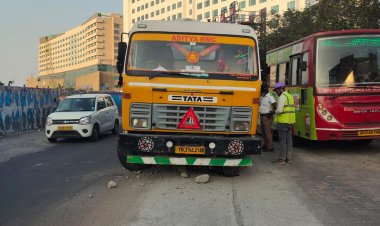 சாலையில் சிக்கிய கலவை கலக்கும் லாரியால் கடும் போக்குவரத்து பாதிப்பு. 