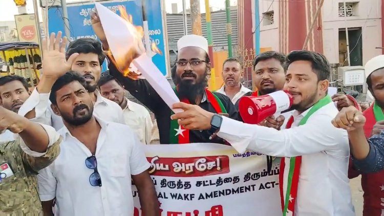 ஆற்காடு அருகே SDPI கட்சியினர் மத்திய அரசு கொண்டு வந்த வக்ஃப் மசோதா சட்ட திருத்த நகலை சாலையில் எரித்து கண்டன ஆர்ப்பாட்டம்.!