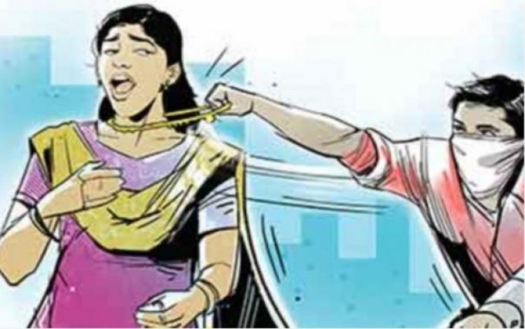 பெண் காவலரிடம் செயின் பறிப்பு.! பொதுமக்கள் தர்ம அடி.!