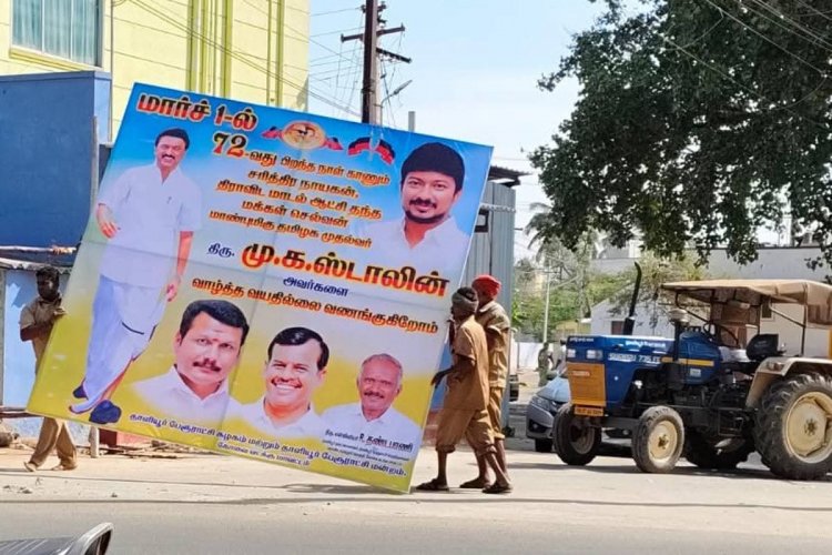 தூய்மைப் பணியாளர்களை திமுக கட்சி பேனரை கட்டுவதற்கு பயன்படுத்தலாமா?