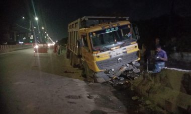 பள்ளிகரணையில் சாலை தடுப்பில் மோதி லாரி முழுவதும் சேதம்.!