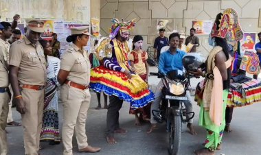 சாலை பாதுகாப்பு குறித்து வாகன ஓட்டிகள் மற்றும் பொதுமக்களிடையே  விழிப்புணர்வு ஏற்படுத்த நடித்து காட்டிய நாடக கலைஞர்கள்.!