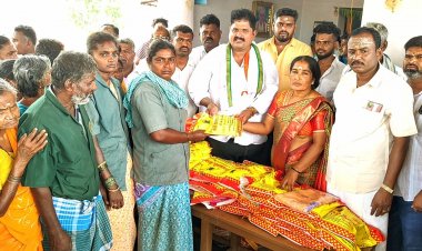 தூய்மைப் பணியாளர்கள் 300 பேருக்கு இலவச வேஸ்டி, சேலைகளை காங்கிரஸ் கட்சி பொறுப்பாளர்.!