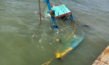 இரவு அடித்த பலத்த காற்றின் காரணமாக  மீன்பிடி துறைமுகத்தில் நிறுத்தி வைக்கப்பட்டிருந்த 10 ற்கும் மேற்பட்ட விசைபடகுகள் கடுமையாக சேதம்.!