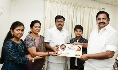 அதிமுக பொதுச் செயலாளரும் எதிர்கட்சி தலைவருமான எடப்பாடி கே.பழனிச்சாமியை சந்தித்து அழைப்பிதழ் வழங்கிய முன்னாள் எம்.பி.!