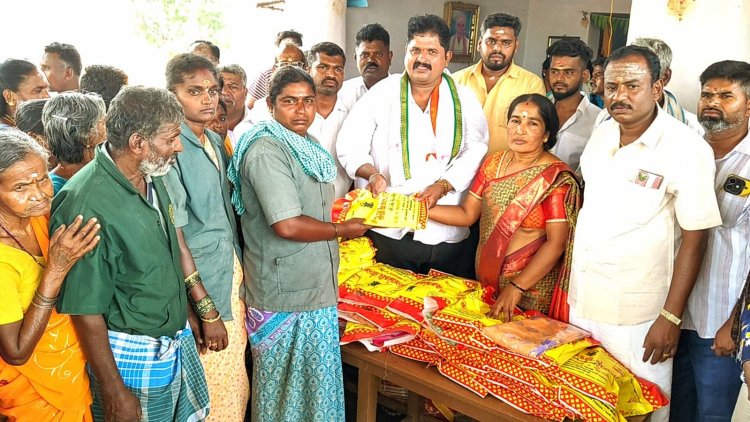 தூய்மைப் பணியாளர்கள் 300 பேருக்கு இலவச வேஸ்டி, சேலைகளை காங்கிரஸ் கட்சி பொறுப்பாளர்.!