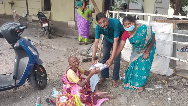 ஃபாதர் ஃபவுண்டேஷன் சாரிட்டபிள் டிரஸ்ட் சார்பில் சக்கரை பொங்கல் உடன் அன்னதானம் மற்றும் துணிகள் வழங்கினர்.!
