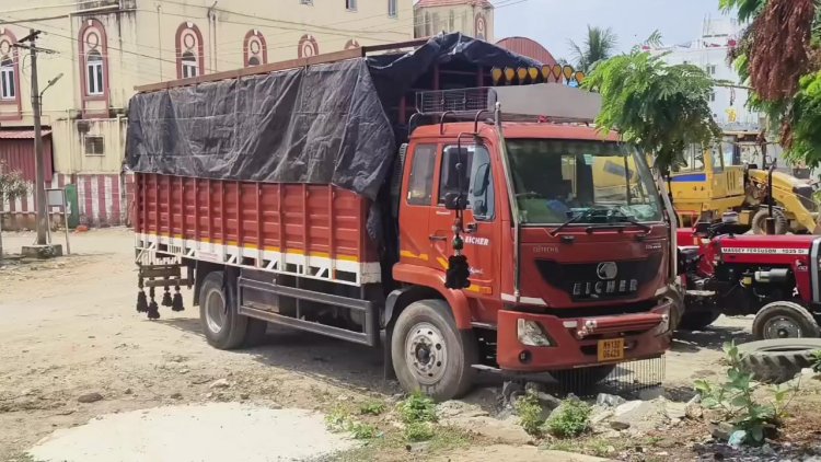 ஆந்திராவிலிருந்து சென்னைக்கு கஞ்சா கடத்திய கும்பல் கைது.! 300 கிலோ கஞ்சா மற்றும் ஈச்சர் லாரி பறிமுதல் செய்த போலீசார்.!