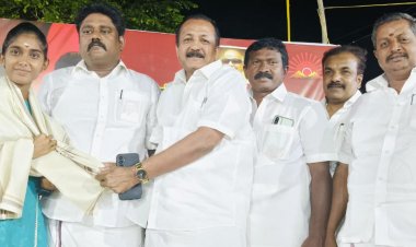 திமுக பொதுக்கூட்டத்தில் பிளஸ் டூ தேர்வில் முதல் மதிப்பெண் பெற்ற மாணவி கார்த்திகாவிற்கு பாராட்டு.!