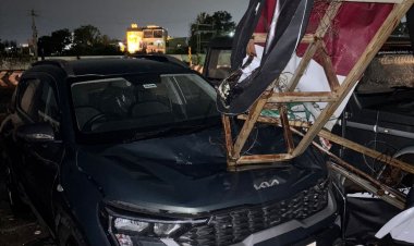 படூரில் வீசிய பலத்த காற்றின் காரணமாக இராட்சத விளம்பர பேனர் கம்பி விழுந்து கார் சேதம், மின் இணைப்பு துண்டிப்பு. .!