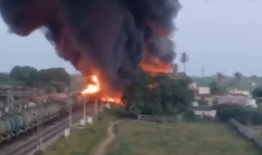 தீப்பற்றி எரிந்த சரக்கு இரயில், குடியிருப்புகளில் சிலிண்டர்களை அகற்றிய பொதுமக்கள்? !