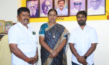 தேமுதிக பொதுச் செயலாளர் பிரேமலதா விஜயகாந்த்யிடம் தேமுதிக  மாவட்ட செயலாளர் பழனி சங்கர் இல்ல விழா அழைப்பிதழை வழங்கினார்.!