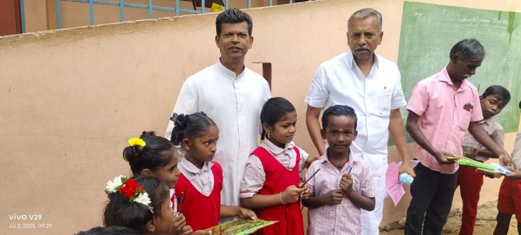 துத்திகுளம் பள்ளியில் 2025 - 26 பள்ளி நாட்காட்டி வழங்கும் விழா .!
