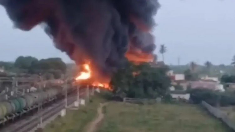 தீப்பற்றி எரிந்த சரக்கு இரயில், குடியிருப்புகளில் சிலிண்டர்களை அகற்றிய பொதுமக்கள்? !