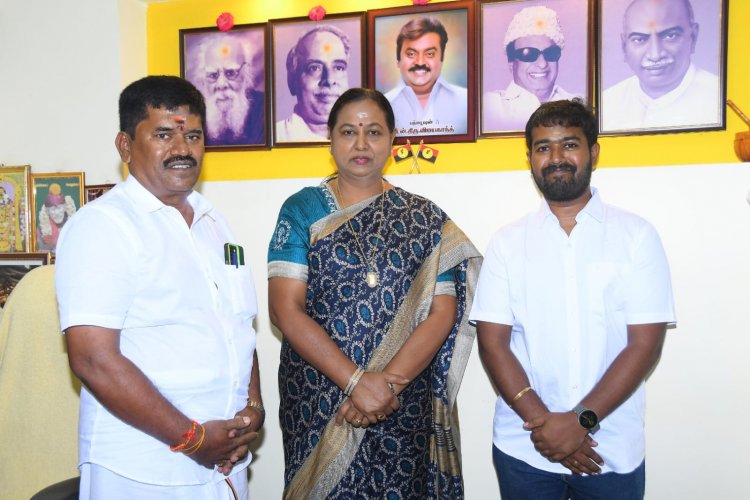 தேமுதிக பொதுச் செயலாளர் பிரேமலதா விஜயகாந்த்யிடம் தேமுதிக மாவட்ட செயலாளர் பழனி சங்கர் இல்ல விழா அழைப்பிதழை வழங்கினார்.!