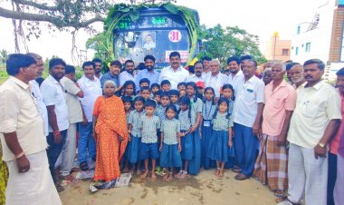 புதிய பேருந்திற்கு திரிஷ்டி சுத்தி ஆரத்தி எடுத்த பொதுமக்கள். !