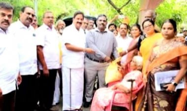 முதலமைச்சரின் தாயுமானவர்” திட்டத்தின் கீழ்,வீடு தேடி சென்று குடிமைப் பொருட்களை மாவட்ட ஆட்சியர் ச.தினேஷ் குமார் இ.ஆ.ப. மற்றும் பர்கூர் சட்டமன்ற உறுப்பினர் தே.மதியழகன் ஆகியோர் வழங்கினர் .!