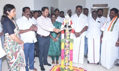 பாட்டாக்குறிச்சியில் புதிதாக கட்டப்பட்டுள்ள மாவட்ட விளையாட்டு வளாகத்தினை குத்து விளக்கேற்றி திறந்து வைத்தனர். !