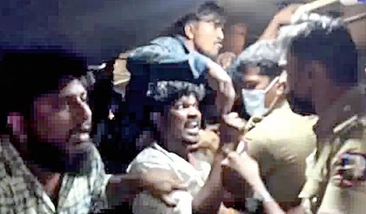 நீதிமன்றத்தில் இருந்து சிறைக்கு செல்லும் வழியில் போலீசாரிடம் பிரச்சினை செய்த கைதிகள். !
