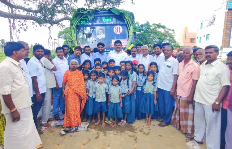 புதிய பேருந்திற்கு திரிஷ்டி சுத்தி ஆரத்தி எடுத்த பொதுமக்கள். !