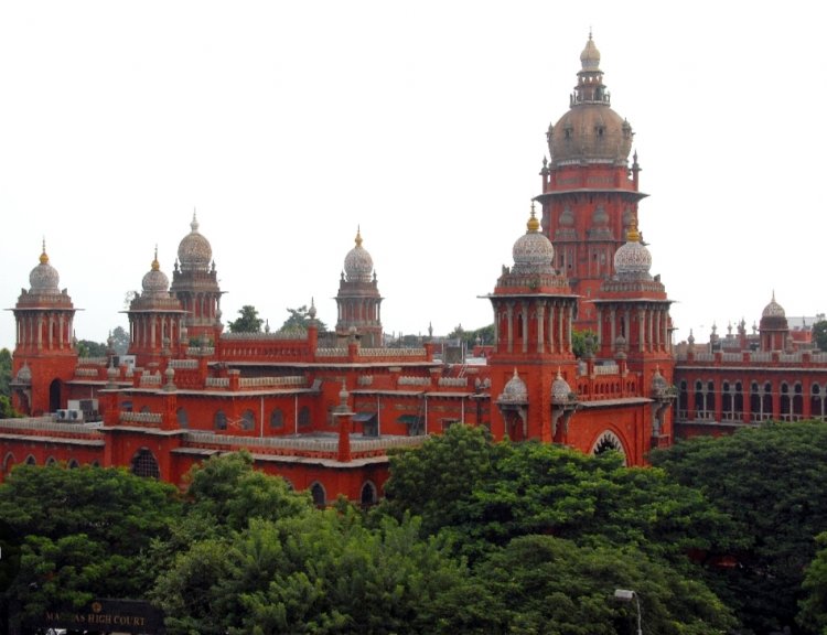 தமிழ்நாடு அரசுக்கு எதிராக தொடர்ந்த வழக்கு தள்ளுபடி செய்து வழக்கறிஞருக்கு 1 லட்சம் அபராதம் விதித்த உயர்நீதிமன்றம். !