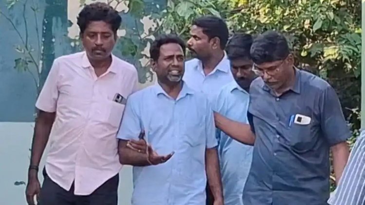 பட்டா மாறுதலுக்கு லஞ்சப் பணத்தை வாங்க வந்த வி ஓ வை மடக்கிப் பிடித்த லஞ்ச ஒழிப்பு துறை போலீசார். !