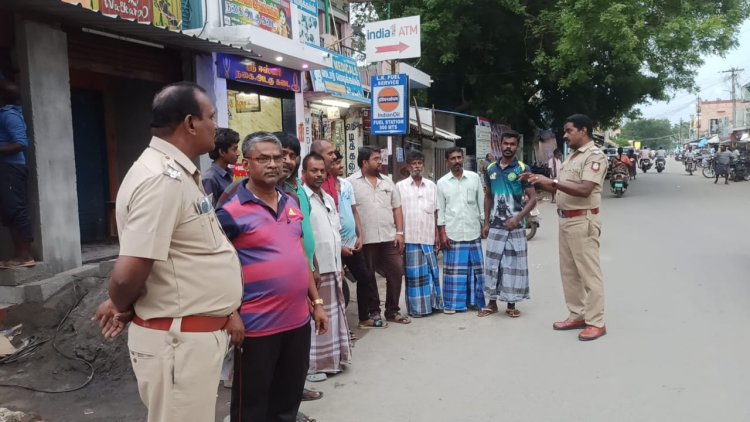 ஹெல்மெட் அணிவதின் அவசியம் குறித்து போலீசார் பொது மக்களிடம் விழிப்புணர்வு. !