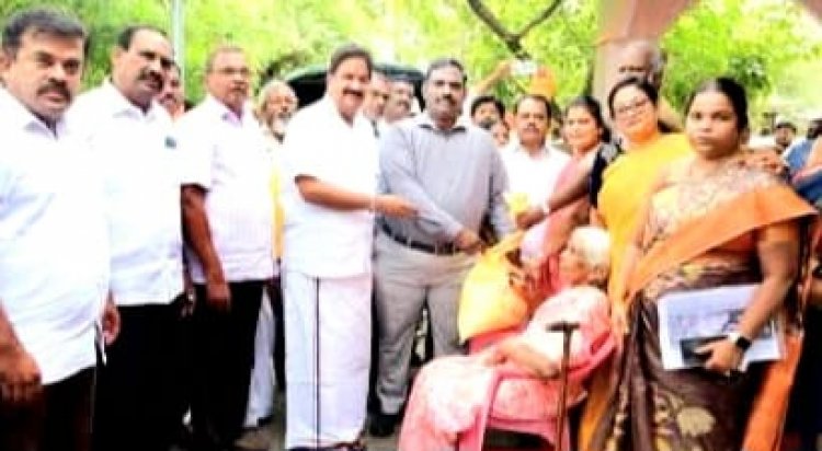 முதலமைச்சரின் தாயுமானவர்” திட்டத்தின் கீழ்,வீடு தேடி சென்று குடிமைப் பொருட்களை மாவட்ட ஆட்சியர் ச.தினேஷ் குமார் இ.ஆ.ப. மற்றும் பர்கூர் சட்டமன்ற உறுப்பினர் தே.மதியழகன் ஆகியோர் வழங்கினர் .!