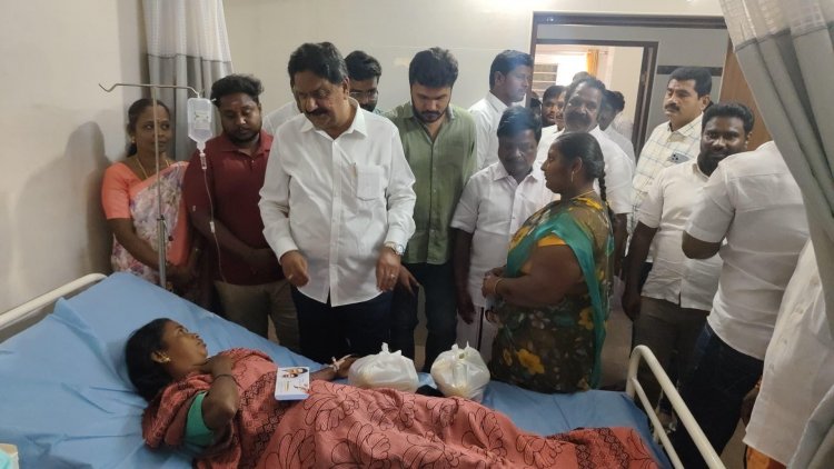 அதிமுக கூட்டத்திற்கு சென்று திரும்பிய ஈச்சர் வாகனம் பிக்கப் வாகனத்தில் நேருக்கு நேர் மோதி விபத்து. ! காயமடைந்தவர்களை நேரில் சந்தித்து நிதியுதவி வழங்கிய திமுக எம்.எல்.ஏ.!