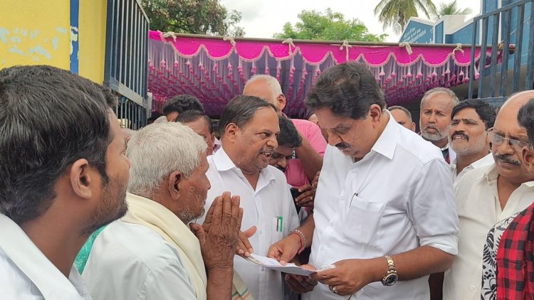 காங்கிரஸ் தியாகியின் குடும்பத்தினரை மிரட்டி பணம் பறித்து, ஊரை விட்டு தள்ளி வைத்த நபர்கள் மீது நடவடிக்கை எடுத்தி வலியுறுத்தி எம்.எல்.ஏ.மதியழகன் மனு. !