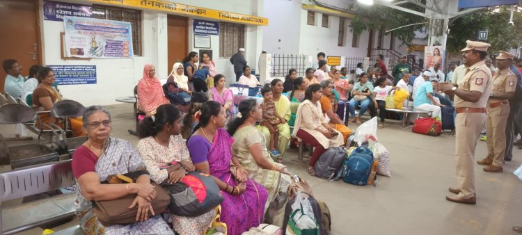 தென்காசி ரயில் நிலையத்தில் பெண்களுக்கு விழிப்புணர்வு நிகழ்ச்சி .!