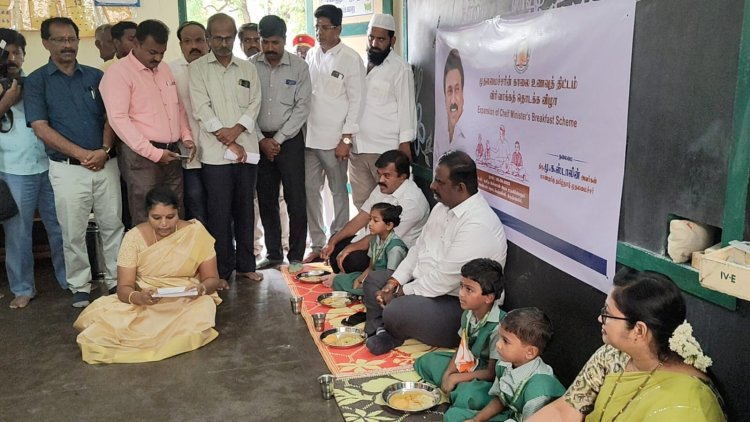 காலை உணவு திட்டத்தினை மாவட்ட ஆட்சியர் தினேஷ் குமார் துவக்கி வைத்தார்.