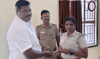 ரூ 3 லட்சம் மதிப்பிலான தங்க நகையை காவல் துறையினரிடம் ஒப்படைத்த திமுக நிர்வாகிக்கு பாராட்டு .!